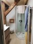 Salle d’eau comprenant un meuble vasque avec miroir, une cabine de douche de 80 X 80 cm et un sèche-serviettes - Photo de Pierre Bessy