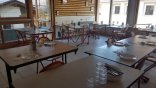 Réfectoire avant l’arrivée des élèves - 3 assiettes maximum par table - Photo de Marie-Anais Lien